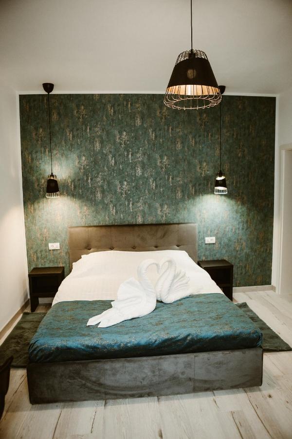 Apartment Arini White House