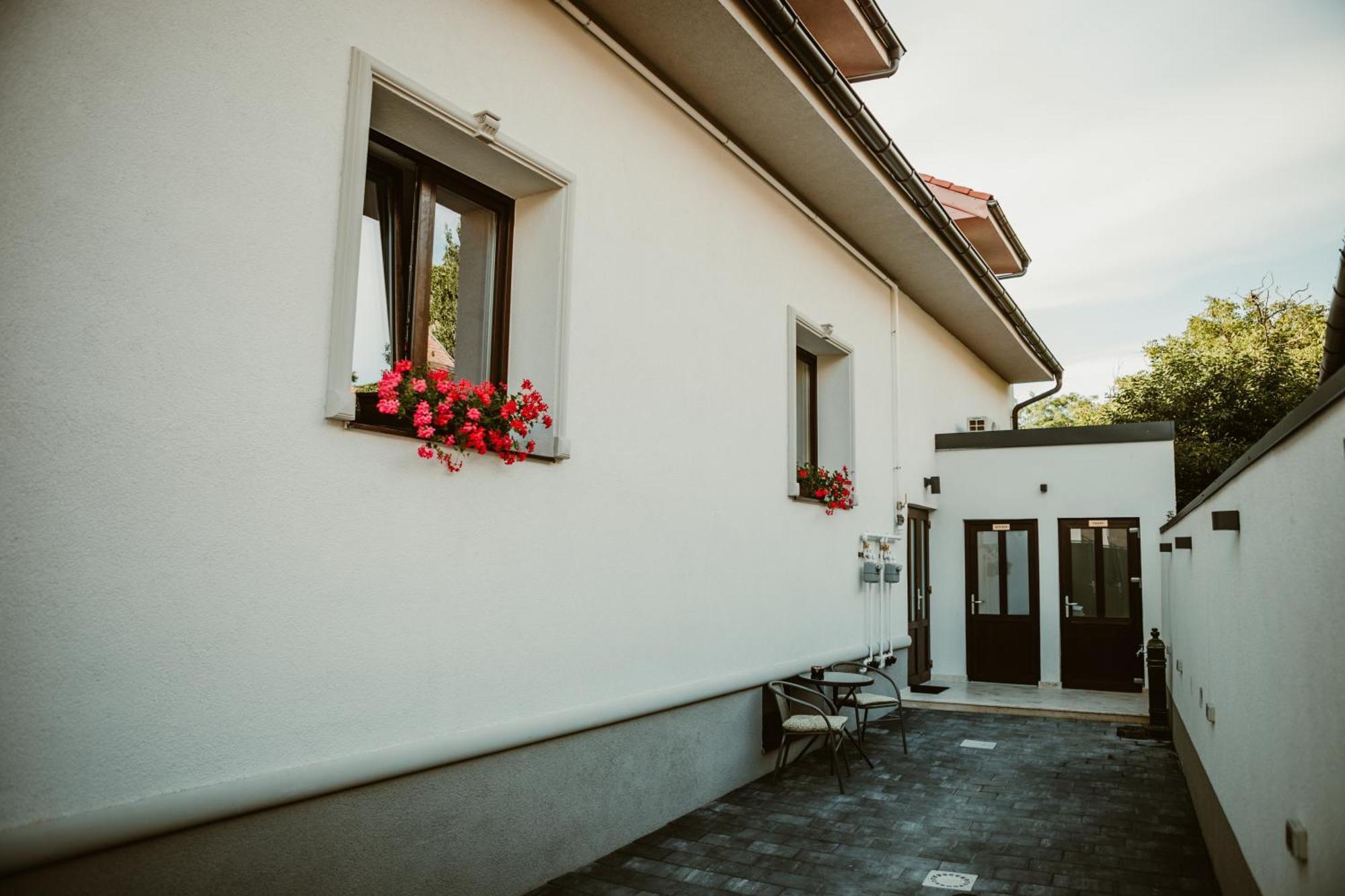 Apartment Arini White House *