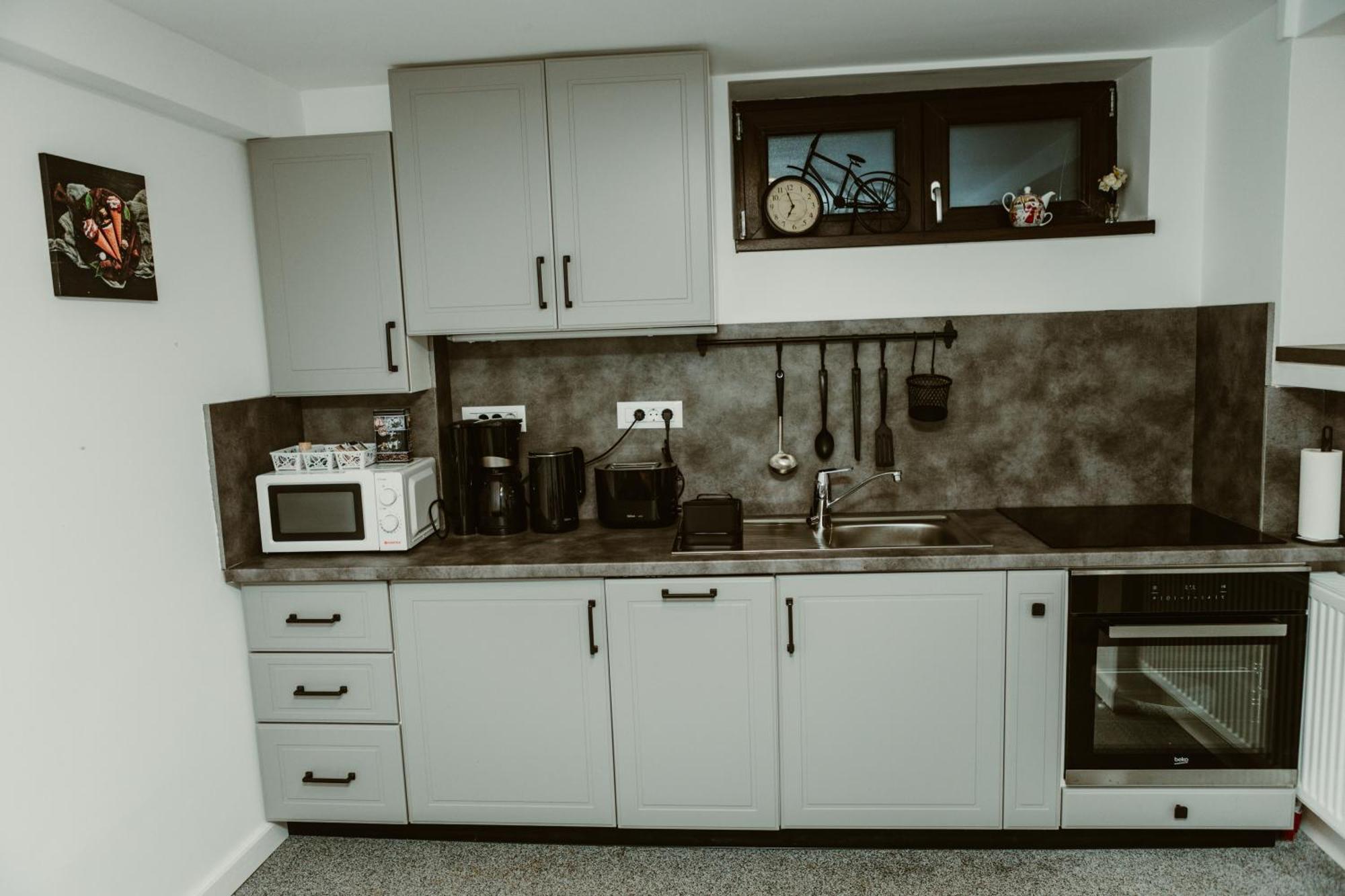 Apartment Arini White House
