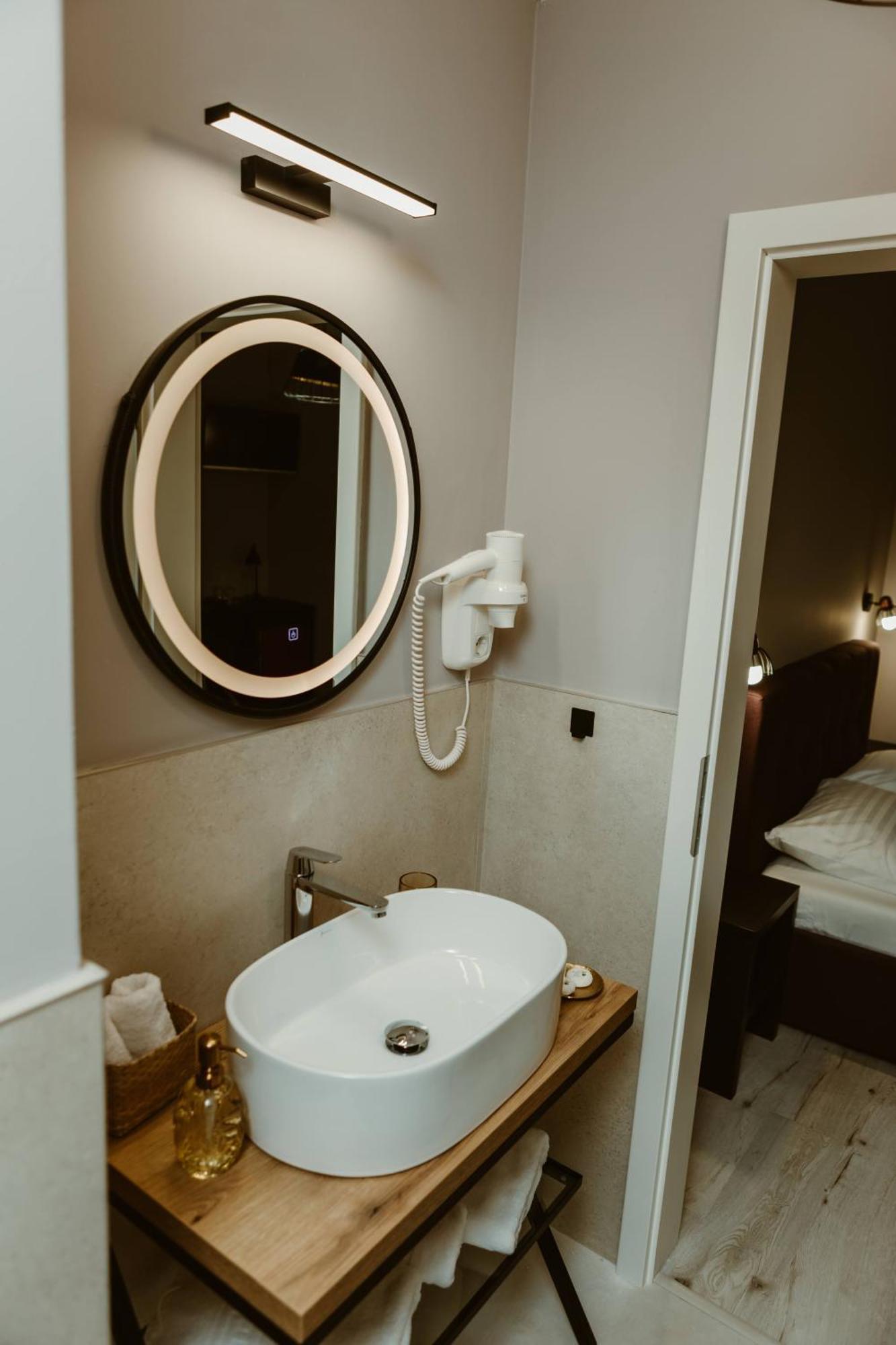 Arini White House Apartment