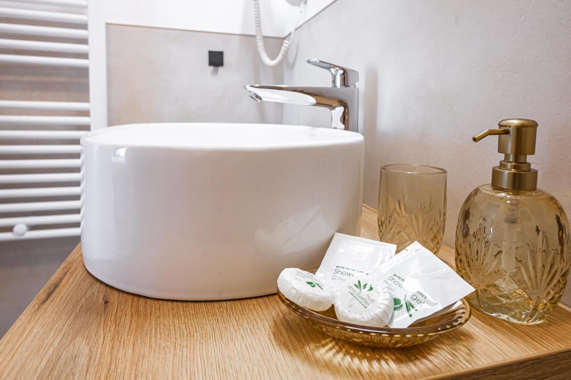 Arini White House Apartment *